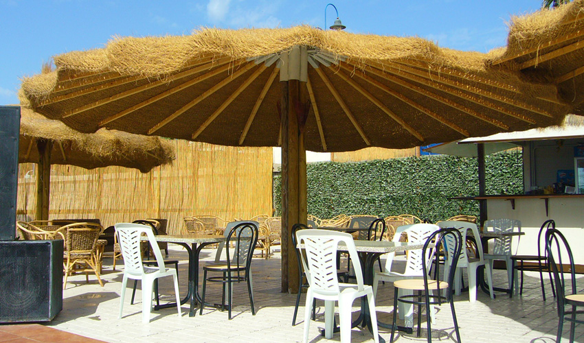 Couverture ronde en paille pour parasols